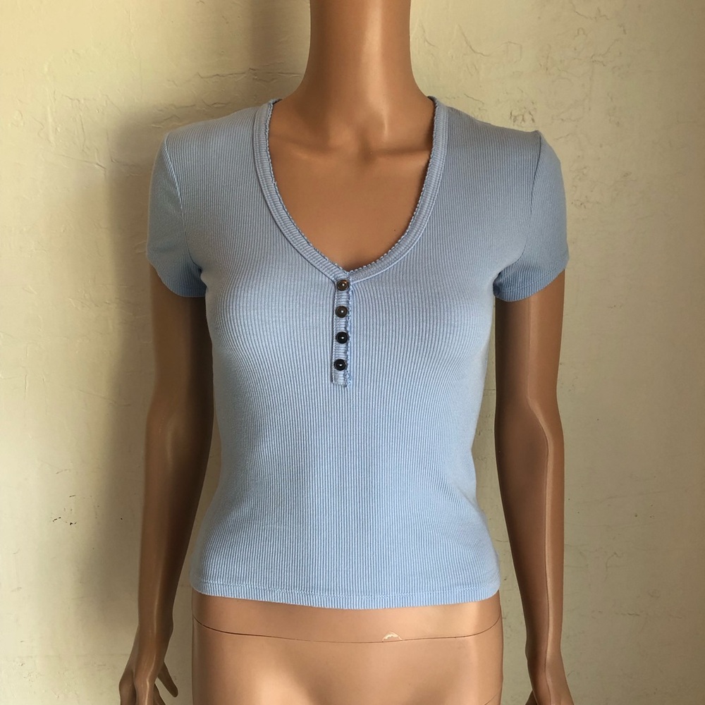 Frankee & Skylarr Light Blue Ribbed V-Neck Henley Cropped Shirt Women’s Size M
